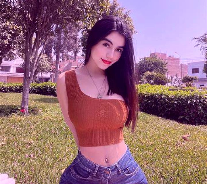 Elena Almoradi escort