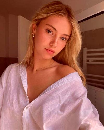 María Canamares escort