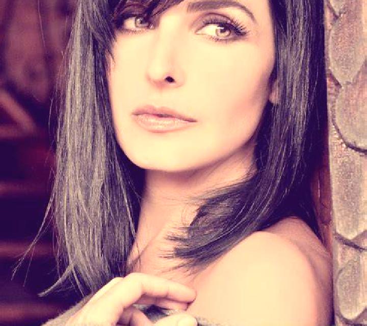 Paula Vallmoll escort