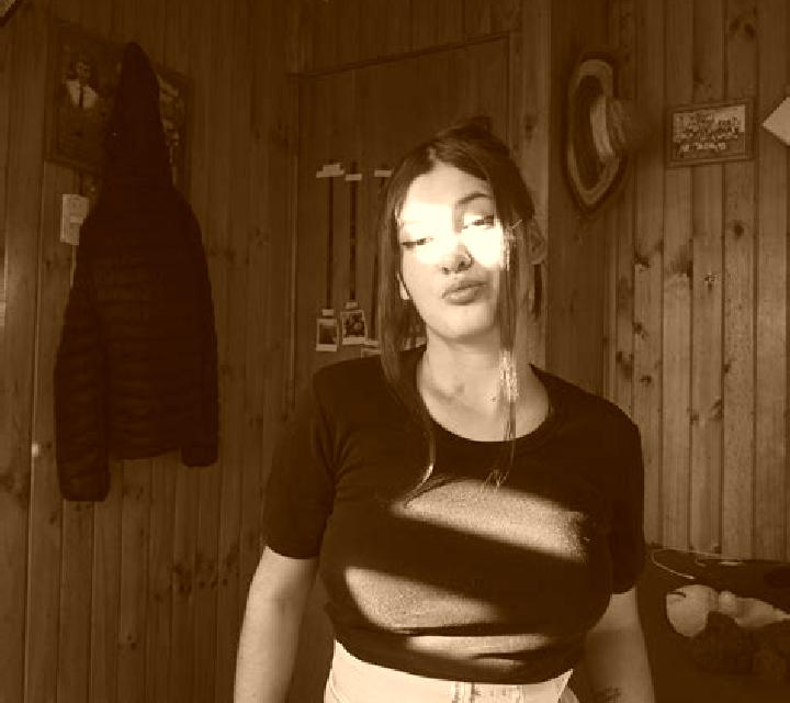 Selene 3 Ujue escort